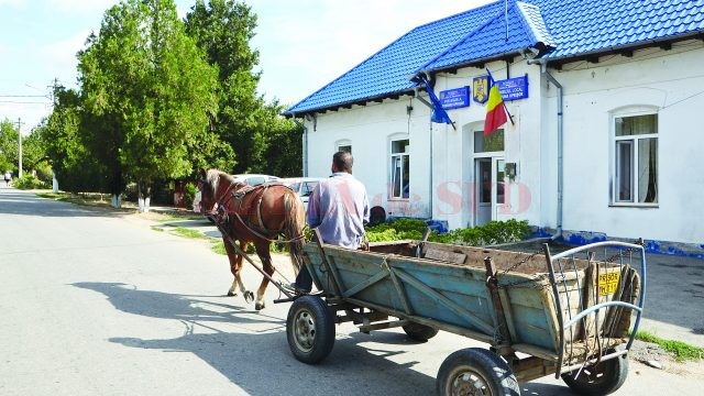 Singurul drum asfaltat din Oprişor este cel care traversează comuna (Foto: Bogdan Grosu)