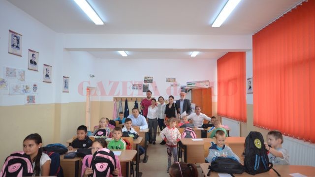Fundaţia Gazeta de Sud şi firma Ruris le-au oferit copiilor ghiozdane pline cu rechizite (Foto: Traian Mitrache)