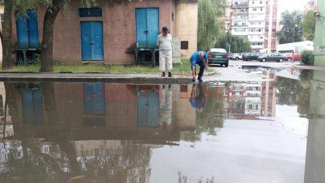Locatarii au desfundat gura de canal care nu permitea scurgerea apei