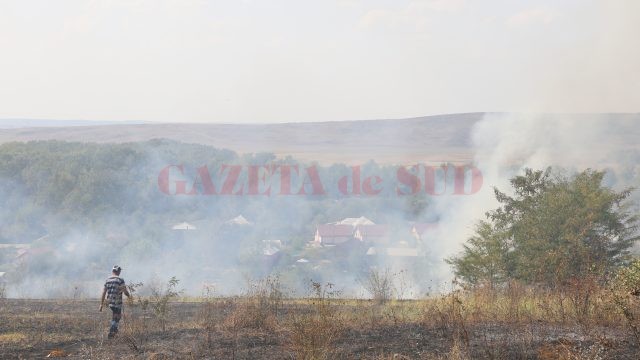 Oamenii au ajutat la stingerea incendiului de teamă că acesta le-ar putea afecta locuinţele (Foto: Lucian Anghel)