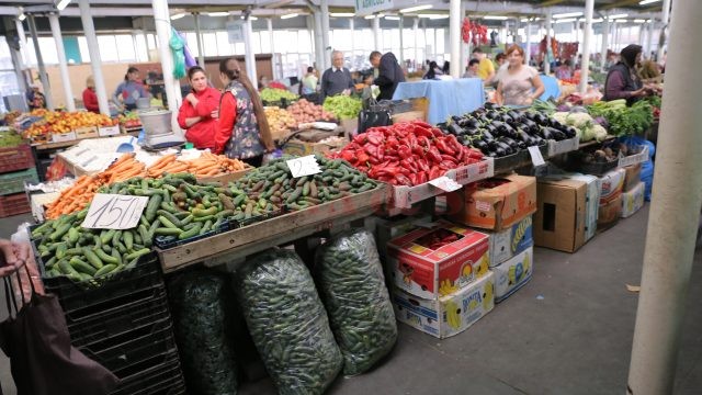 Castraveţii, ardeii şi vinetele, printre cele mai căutate legume în această perioadă (Foto: Claudiu Tudor)