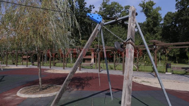 Mobilierul de la locul de joacă a început să se deterioreze