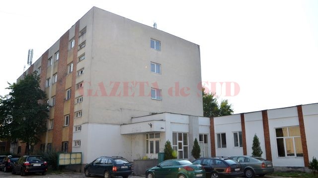 Dacă primește aprobare de la Consiliul Local, Administrația Financiară care deservește persoanele fizice din 54 de localități, inclusiv Craiova, se va muta la parterul acestei clădiri de pe strada Brestei, nr. 129, unde a funcționat Tribunalul Dolj (FOTO: Bogdan Grosu)