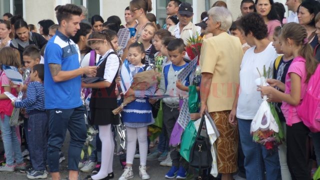 Alex Băluță acordă autografe elevilor