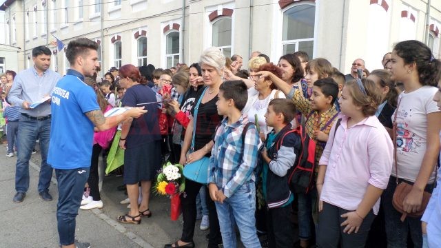 Alex Băluţă le-a împărţit elevilor orare şcolare, dar şi autografe (Foto: Bogdan Grosu)