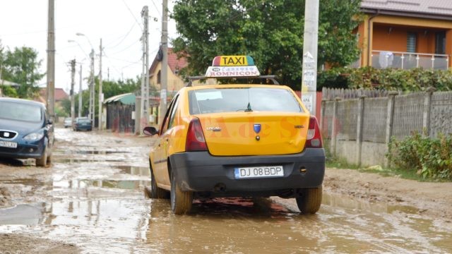 Strada Parângului, plină de bălți și nămol, așteaptă constructorii să încheie lucrările (Foto: Bogdan Grosu)