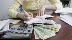 O persoană care dorea să ia credit prin „Prima Casă“ trebuie să mai aștepte 26 de luni ca să strângă banii necesari pentru a plăti noile avansuri cerute de bănci și să nu cheltuiască nimic din salariu. Cum nimeni nu se mai împrumută în astfel de situații, băncile reduc avansurile din proprie inițiativă.