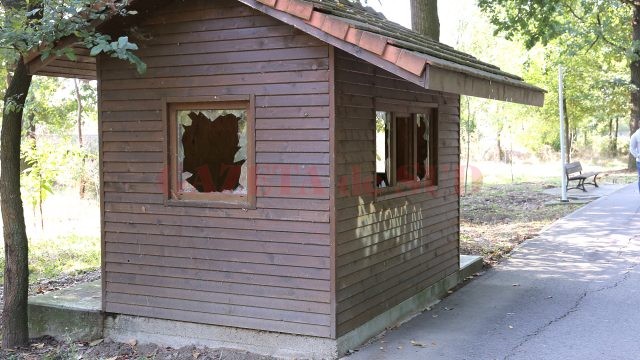 Cabană din parc lăsată în paragină și transformată în depozit de gunoi