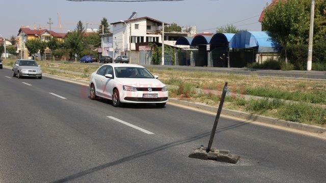 Tot pe Râului, altă baliză de avertizare care semnalează că o gură de canal este sub nivelul străzii (Foto: Lucian Anghel)