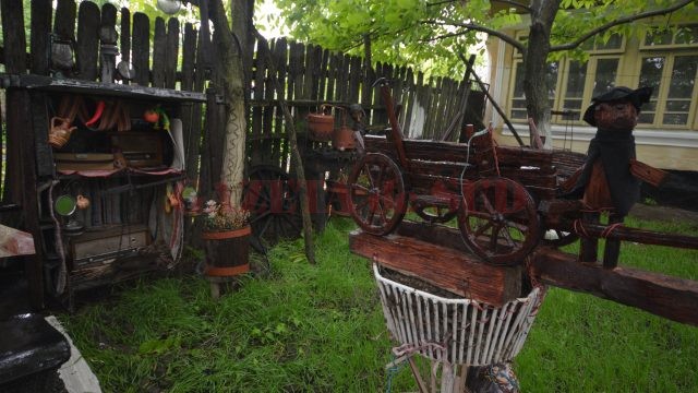 Curtea este decorată cu fel de fel de obiecte ce amintesc de gospodăriile din satul românesc de odinioară (Foto: Traian Mitrache)