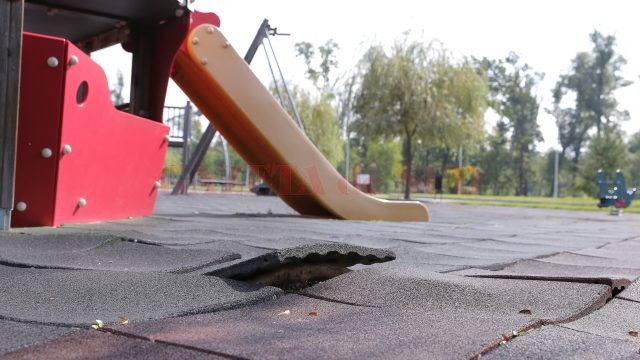 La locul de joacă din Parcul Tineretului, tartanul a început să se ridice, din cauza rădăcinilor copacilor de aici