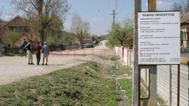 Procurorii din Filiași au stabilit că edilul Beznă a făcut mai multe plăți nelegale cu ocazia pietruirii drumului Bâlta-Argetoaia (Foto: Arhiva GdS)