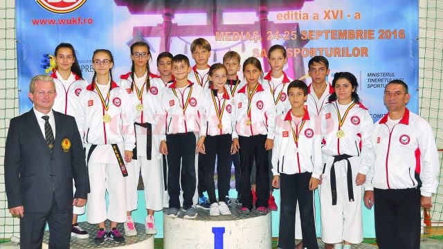 Medaliații clubului Washi, alături de antrenorul Daniel Antici (dreapta) și Liviu Crișan (președintele Federației Române de Karate WKC)