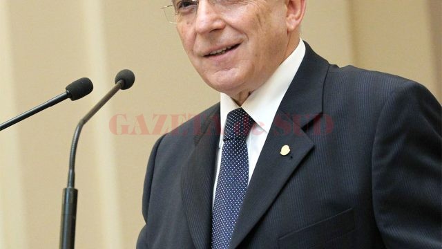 Guvernatorul Mugur Isărescu are un salariu lunar de 42.727 lei, la care se adaugă o indemnizaţie de membru al Consiliului de Administraţie de 18.476 lei