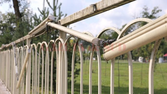 Şi lămpile de iluminat de pe gardul exterior s-au deteriorat