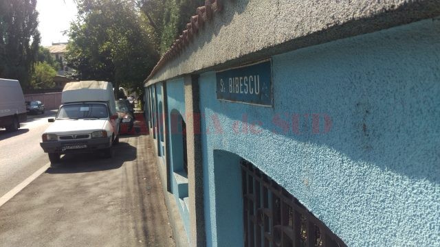 Mașini parcate pe trotuar, pe strada Bibescu Mașini parcate pe trotuar, pe strada Bibescu