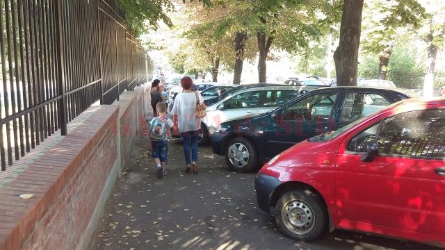 Mașinile care blochează trotuarele din jurul școlilor îi determină pe copii și pe părinți să circule pe partea carosabilă