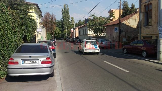 Mașini parcate pe trotuar, pe strada Brândușa