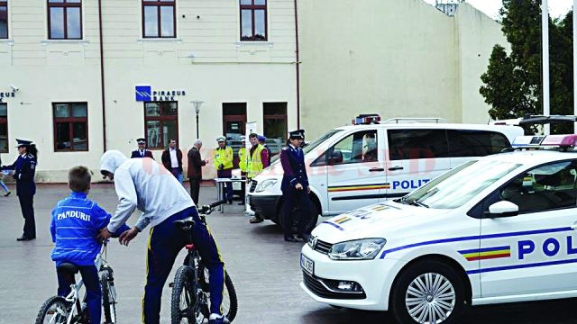 Micuţii au admirat maşinile expuse de poliţişti în centrul oraşului (Foto: Eugen Măruţă)