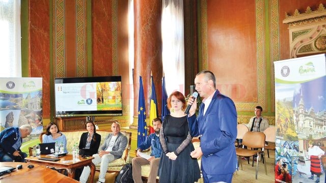 Raluca Anghel, director în cadrul ANT, alături de Cosmin Popescu, preşedintele CJ Gorj
