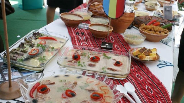 Festivalul răciturilor de la Tismana atrage sute de turişti (Foto: Eugen Măruţă)