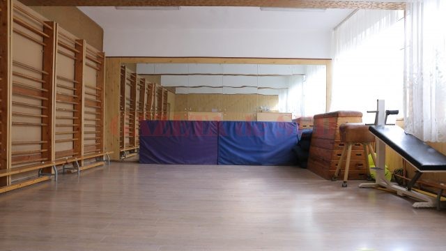 Sala de sport, improvizată într-o fostă clasă, la Școala gimnazială „Mihai Eminescu“ din Craiova