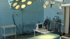 Procurorii doljeni au reținut că medicul Cerbulescu a intrat în sala de operații numai după ce aparținătorii unui pacient i-au băgat în buzunar 100 de euro (Foto: spitalulfiliasi.ro)
