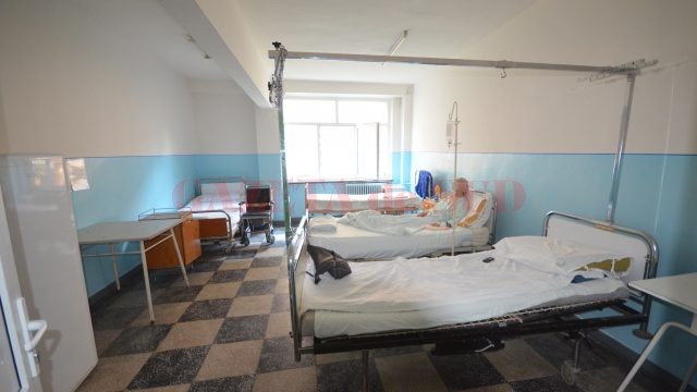 Unul dintre saloanele Secției de Chirurgie care așteaptă să fie renovat