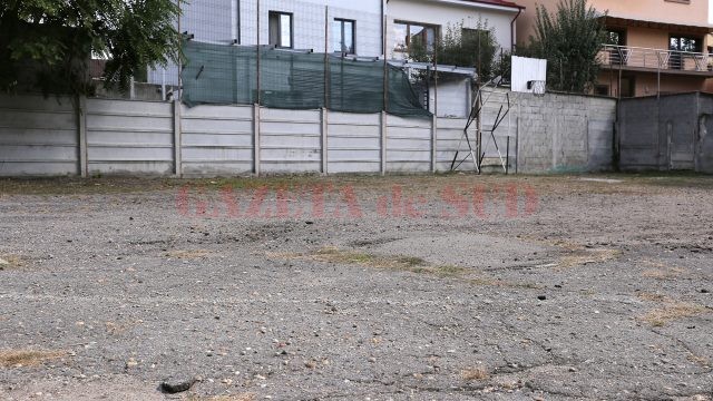 Școala gimnazială „Decebal“ din Craiova are o parte din baza sportivă distrusă (Foto: Lucian Anghel)