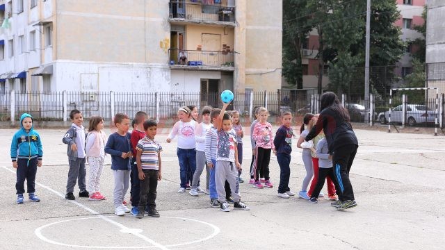 Școala gimnazială „Mihai Eminescu“, o unitate de învățământ din Craiova care a reamenajat baza sportivă din curtea şcolii (Foto: Lucian Anghel)