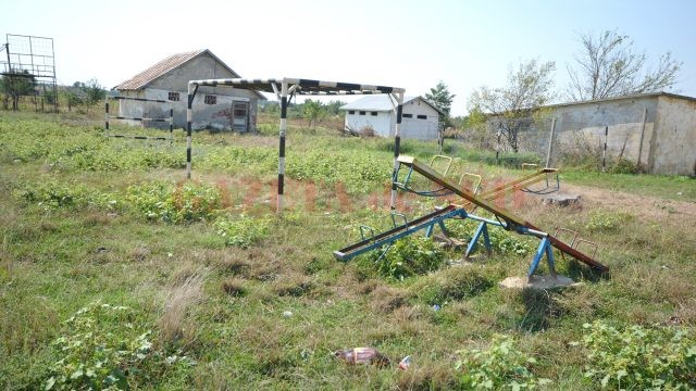 Curtea Şcolii Şimnicu de Sus este plină de buruieni şi gunoaie