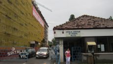 Spitalul de Urgență din Vâlcea a primit cele mai multe amenzi din Oltenia, pentru nerespectarea legislației privind achizițiile publice. Din totalul amenzilor de 160.000 de lei, unitatea sanitară a plătit 80.000 de lei, dar a contestat întreaga sumă în instanță.