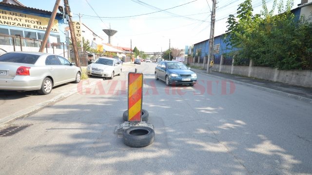 Gura de canal dispărută de pe strada Sărarilor, semnalizată cu o baliză