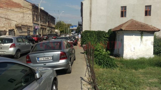 Mașini parcate pe trotuar, pe strada Matei Basarb