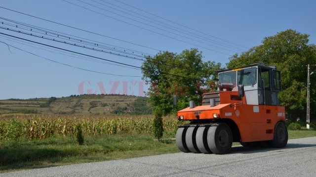 Criblura turnată pe DN 6B nu s-a fixat așa cum trebuie, existând încă pericolul ca mașinile să se aleagă cu parbrizul spart (Foto: Bogdan Grosu)