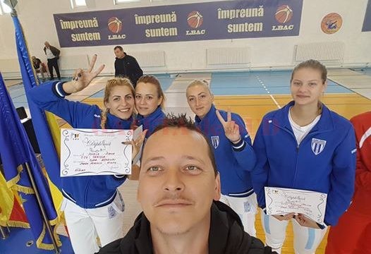 Echipa feminină de la CS Universitatea Craiova, aici alături de Radu Podeanu, s-a clasat pe locul trei
