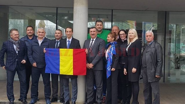 Mihai Covaliu (cu tricolorul în mână) și-a depus candidatura la șefia COSR, însoțit de mai mulți conducători din sportul românesc