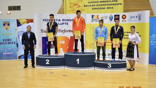 Ştefan Coman (dreapta) a cucerit medalie de bronz