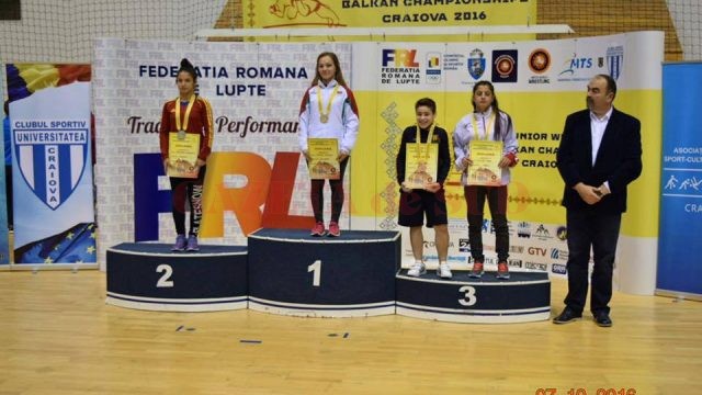 Ştefania Priceputu (stânga) a obţinut medalie de argint