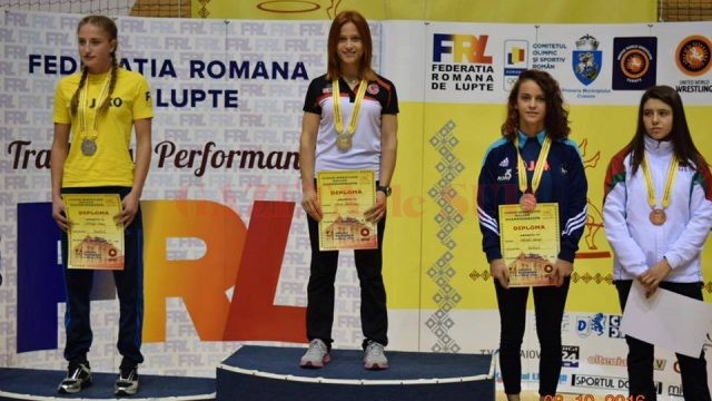 Daniela Vârban (stânga) a urcat pe treapta a doua a podiumului