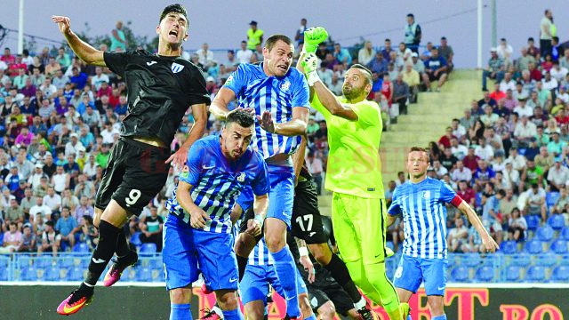 Jucătorii de la CS Universitatea şi Pandurii luptă pentru un loc de play-off (Foto: csuc.ro)