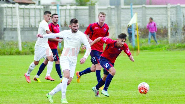 Dănuţ Stancu (în alb) şi colegii săi au început bine meciul cu Roşiori şi l-au terminat prost (Foto: Alexandru Vîrtosu)