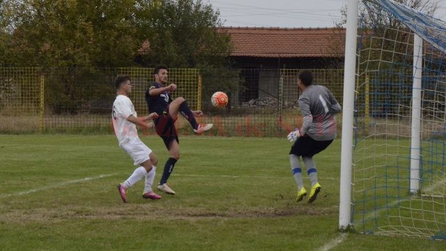 Bălașa (la minge) a irosit cea mai mare ocazie de gol a meciului în minutul 48, Mecea reușind să rețină balonul pe linia porții (Foto: Alexandru Vîrtosu)