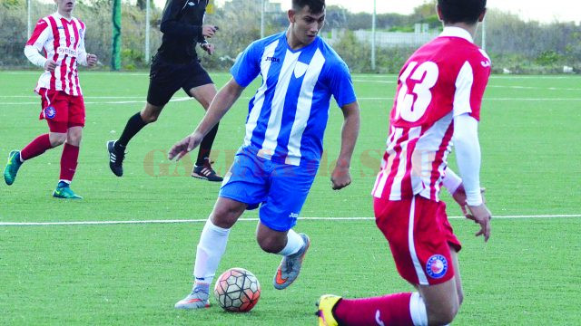 Jovan Markovic (la minge) a marcat de două ori şi în meciul cu Regal Sport şi este detaşat golgheterul  echipei (Foto: Alexandru Vîrtosu)