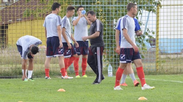 Gigi Ciurea mizează pe o victorie a elevilor săi în derbiul Doljului cu ACS Podari (Foto: Alexandru Vîrtosu)