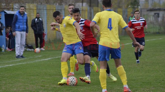 Borneci (în roşu) le-a dat mari bătăi de cap fundaşilor adverşi (foto: Alexandru Vîrtosu)