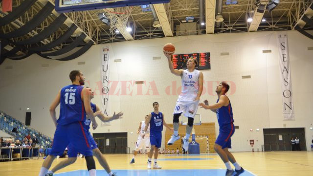 Marko Marinovic (la minge) a marcat 20 de puncte în confruntarea cu gălăţenii (foto: Daniela Mitroi-Ochea)