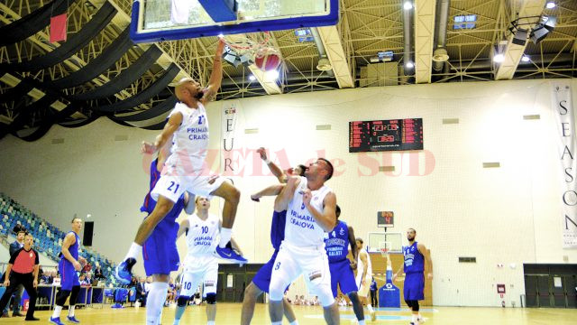 Jamar Abrams (nr.21) a încântat spectatorii cu două slam-dunk-uri (Foto: Daniela Mitroi-Ochea)