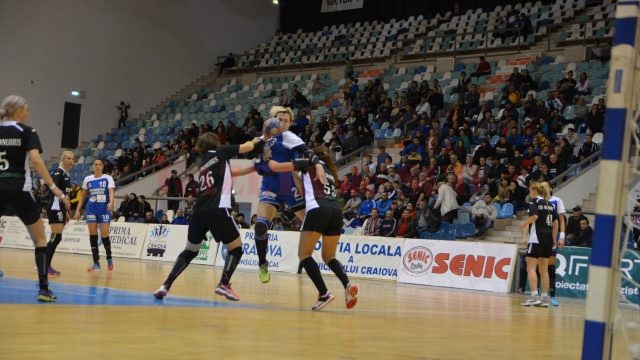 Burlachenko (în albastru) a marcat un gol în poarta gălăţencelor (foto: Daniela Mitroi-Ochea