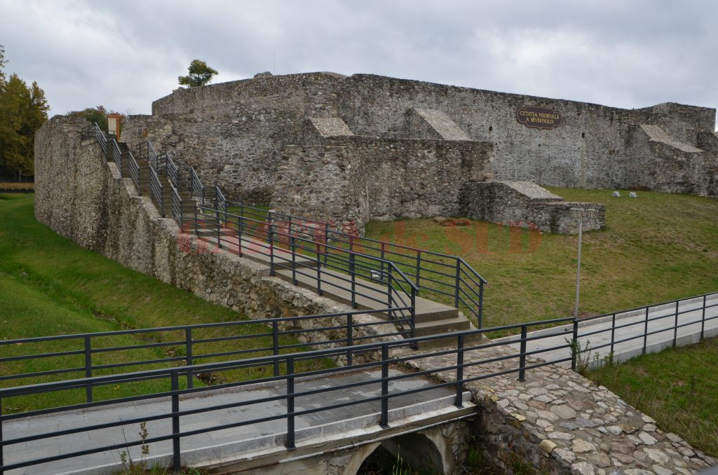 Cetatea Medievală a Severinului, care a fost construită în secolul al XIII-lea, a devenit un punct de atracţie pentru turişti  (Foto: Bogdan Grosu)